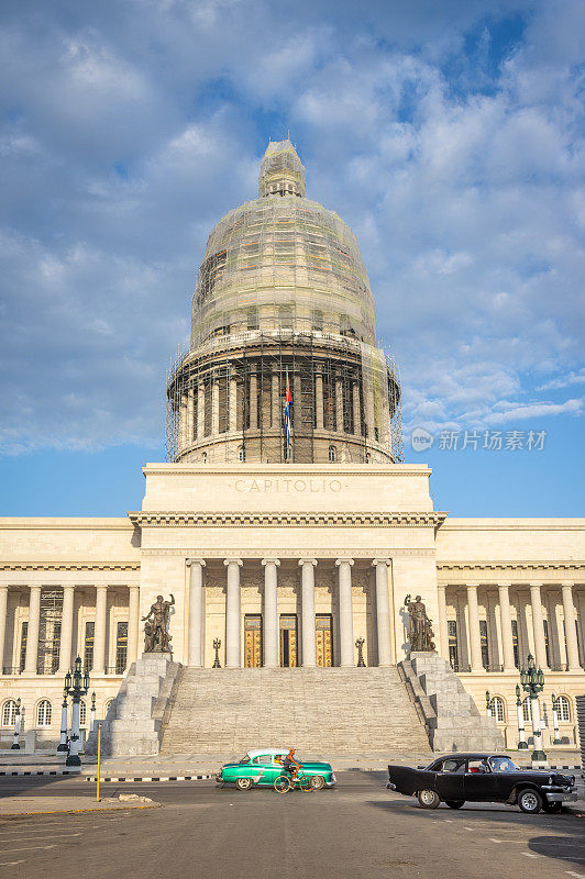 自行车和老爷车在哈瓦那的El Capitolio前